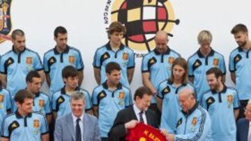 Del Bosque le entrega una camiseta de la Selección a Mariano Rajoy.