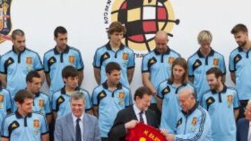 Del Bosque le entrega una camiseta de la Selecci&oacute;n a Mariano Rajoy.