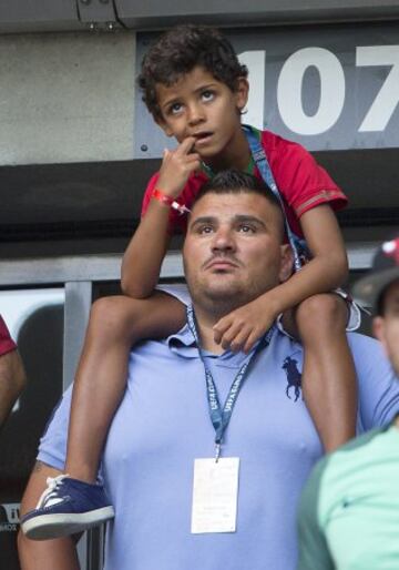 El hijo de Cristiano Ronaldo espera el comienzo del partido.