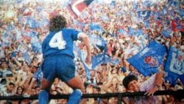 Hist&oacute;rica postal del ascenso de la U: Horacio Rivas celebrando en la reja con los hinchas.