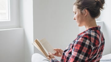 Si pierdes la noción del tiempo cuando lees, la psicología dice que tienes estos 7 rasgos comunes