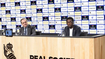 SAN SEBASTIÁN, 18/01/2024.- El atacante neerlandés Sheraldo Becker (d) junto al presidente de la Real Sociedad, Jokin Aperribay, durante su presentación oficial este jueves como nuevo jugador blaquiazul tras llegar a un acuerdo de traspaso con el FC Union Berlin. EFE/Javier Etxezarreta