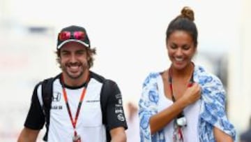 Alonso, con Lara Álvarez hoy en Hungaroring.