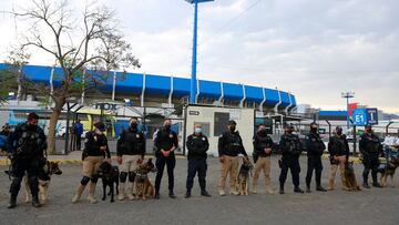 MEX811. QUERÉTARO (MÉXICO) 10/04/2022.- Personal de seguridad monta guardia hoy, previo a un juego de la jornada 13 del torneo Clausura 2022 de la Liga MX del fútbol mexicano, entre Querétaro y Tigres de la UANL, en el estadio La Corregidora de la ciudad de Querétaro (México). EFE/ Víctor Cruz