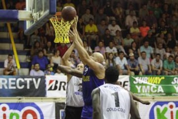 Universidad de Concepción y Colo Colo durante la primera semifinal de la serie en la Octava Región.