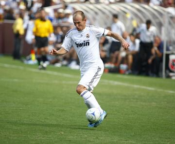 Llegó al Real Madrid en el verano de 2007 de la mano de Ramón Calderón (36M€) y ya vino lesionado, lo que no le permitió debutar hasta un mes después.