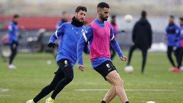 Escudero y Gonalons durante un entrenamiento con el Granada.