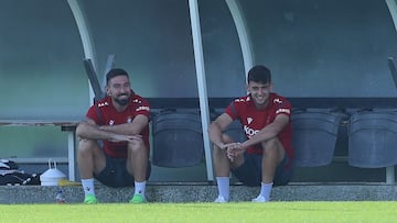 Moi Gómez, a la izquierda, es duda y Aimar baja segura.