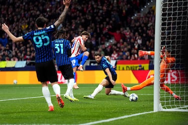 La jugada nace con un centro de Giuliano, que ganó espacio por la derecha. La pelota fue al segundo palo y el desvío de Carlos Augusto acaba con el balón golpeando en Álex Baena. El balón rechazado en el área le cae a La Araña para fusilar y marcar el 1-0, que en primera instancia fue anulado por mano de Baena pero que, tras la  revisión, subió al marcador.