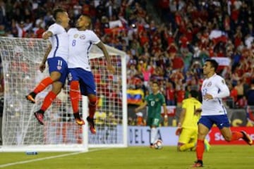 El jugador de la seleccion chilena Arturo Vidal, centro, celebra con sus companeros su gol contra Bolivia durante el partido del grupo D de la Copa America Centenario disputado en el estadio Gillette de Foxborough, Estados Unidos.