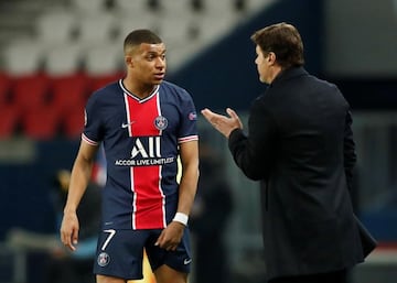 FILE PHOTO: Soccer Football - Champions League - Semi Final First Leg - Paris St Germain v Manchester City - Parc des Princes, Paris, France - April 28, 2021 Paris St Germain's Kylian Mbappe with coach Mauricio Pochettino REUTERS/Benoit Tessier/File Photo