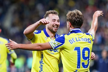 Ontiveros celebrando el 4-2 tras asistir a Jos Antonio de la Rosa.