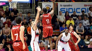 GRAF3437. FUENLABRADA (MADRID), 04/05/2019.- El ala-pivot estadounidense del Montakit Fuenlabrada Maurice Kemp (c), lanza a canasta ante el Tecnyconta Zaragoza durante el partido correspondiente a la 30ª jornada de la Liga Endesa disputado esta tarde en el Pabellón Fernando Martín de Fuenlabrada (Madrid). EFE/ Víctor Lerena