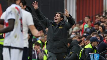 El entrenador del Villarreal, Marcelino García, en el partido de LaLiga ante el Rayo Vallecano que se disputa este sábado en el estadio de Vallecas. EFE/ Kiko Huesca