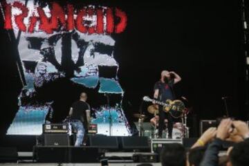 La banda Rancid se presenta durante la primera jornada del Festival Lollapalooza 2017.