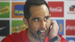 El portero Claudio Bravo, en una rueda de prensa de Chile.