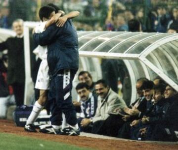 Raúl se abraza a Dani después de conseguir su primer gol  en Liga, ante el Atlético de Madrid, una de sus víctimas favoritas, en uno de sus partidos más recordados el 5 de noviembre del 1994.