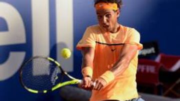 Rafael Nadal devuelve una bola a Kei Nishikori durante la final del Barcelona Open Banc Sabadell.