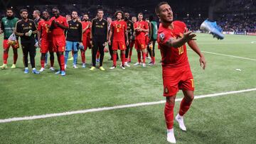 Eden Hazard, con sus compa&ntilde;eros de la selecci&oacute;n belga tras lograr la clasificaci&oacute;n para la Eurocopa 2020.