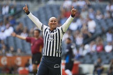 El "chupete" es considerado uno de los mejores artilleros de la década en el fútbol mexicano. Proveniente del Colo-Colo recaló en los rayados del Monterrey, obteniendo 2 títulos de liga  y 3 CONCACAF Liga Campeones. En siete años en los rayados marcó 121 goles.