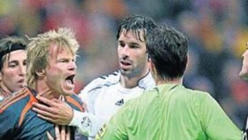 <b>KAHN HIZO SU NÚMERO</b>. Oliver Kahn montó su número habitual. Su gesto de furia contra Casillas, que le tocó al subir a rematar el último ataque del Madrid, quizá no sólo fue causa de carácter. Tal vez tuvo como objeto agotar los últimos segundos de la prolongación. Los dos porteros se enzarzaron en una discusión que nadie hubiera podido imaginar.