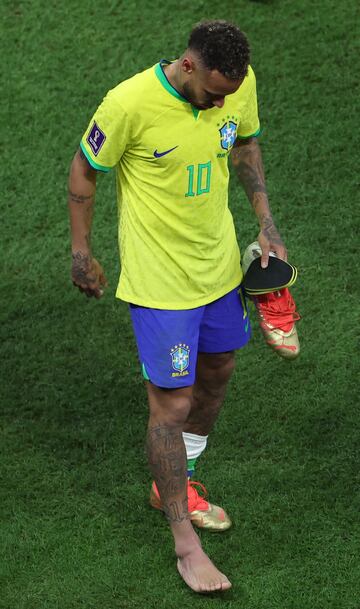 Instantánea donde se puede ver el momento de la lesión del tobillo del brasileño Neymar ante la selección de Serbia