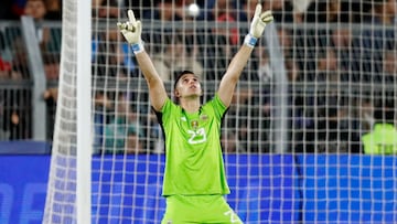 Soccer Football - World Cup - South American Qualifiers - Argentina v Paraguay - Estadio Mas Monumental, Buenos Aires, Argentina - October 12, 2023 Argentina's Emiliano Martinez celebrates after the match REUTERS/Agustin Marcarian