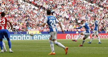 Raúl de Tomás marca el 1-1 al Atlético de Madrid. 