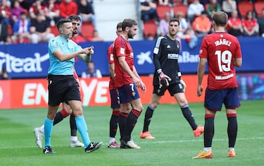 Tras revisar la jugada, García Verdura anuló su decisión previa de amonestar a Moncayola...
