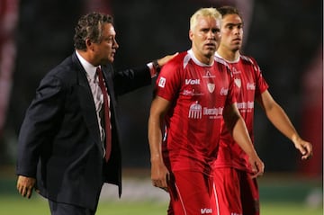 El 'Chacho' obtuvo cinco campeonatos en Argentina. En Europa vistió la camiseta del Celta de Vigo y en México jugó con San Luis y Necaxa. Con los Rayos descendió en el Clausura 2009.