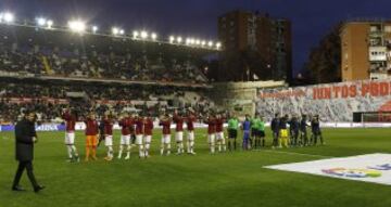 Saludo inicial de ambos equipos.