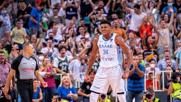 Ateniense de origen nigeriano, Giannis Antetokounmpo (27 años) puede ser ya el mejor jugador de la historia del baloncesto europeo en la NBA. Por delante incluso, aunque dé vértigo decirlo, del mismísimo Dirk Nowitzki. En nueve años en los Bucks (desde 2013) lo ha logrado todo: campeón y MVP de la final, dos veces MVP, Jugador Más Mejorado, Mejor Defensor, all star cada año desde 2017… sigue progresando y añadiendo recursos a un juego cada vez más completo y que parte de un físico simplemente abrumador. En la final de 2021 dio el título a los Bucks con una actuación para la historia. La temporada pasada promedió 29,9 puntos, 11,6 rebotes y 5,8 asistencias. Determinante en defensa y con cada vez más armas en ataque, una de las cuentas pendientes de Giannis es la selección griega, especialmente tras su mal papel en el Mundial 2019. Quiere areglarlo ahora con una Grecia potente: Calathes, Sloukas, el nacionalizado Tyler Dorsey...