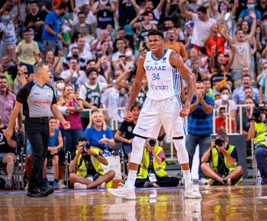 Ateniense de origen nigeriano, Giannis Antetokounmpo (27 años) puede ser ya el mejor jugador de la historia del baloncesto europeo en la NBA. Por delante incluso, aunque dé vértigo decirlo, del mismísimo Dirk Nowitzki. En nueve años en los Bucks (desde 2013) lo ha logrado todo: campeón y MVP de la final, dos veces MVP, Jugador Más Mejorado, Mejor Defensor, all star cada año desde 2017… sigue progresando y añadiendo recursos a un juego cada vez más completo y que parte de un físico simplemente abrumador. En la final de 2021 dio el título a los Bucks con una actuación para la historia. La temporada pasada promedió 29,9 puntos, 11,6 rebotes y 5,8 asistencias. Determinante en defensa y con cada vez más armas en ataque, una de las cuentas pendientes de Giannis es la selección griega, especialmente tras su mal papel en el Mundial 2019. Quiere areglarlo ahora con una Grecia potente: Calathes, Sloukas, el nacionalizado Tyler Dorsey...