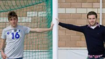 <b>PAREJA GOLEADORA. </b>Pablo y Mata posan en una portería de Paterna.