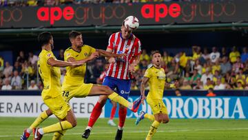 VILLARREAL (COMUNIDAD VALENCIANA), 19/08/2024.- El delantero noruego del Atlético de Madrid Alexander Sørloth (c) remata ante la portería del Villarreal este lunes, en un partido de la primera jornada de LaLiga EA Sports, entre el Villarreal CF y el Atlético de Madrid, en el Estadi de la Ceràmica de Villarreal (Comunidad Valenciana). EFE/ Manuel Bruque