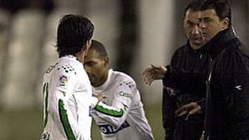 <b>EL MOMENTO</B>. El cambio de Regueiro por Javi Guerrero provocó que el Racing jugara unos minutos con cuatro extracomunitarios.