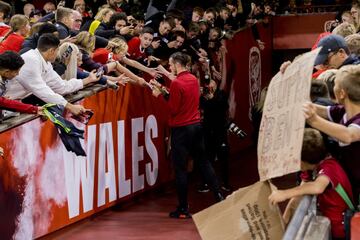 Gareth Bale recibió el trofeo de máximo goleador de la historia de Gales.