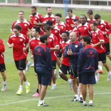 TRABAJO. Paco conversa con su segundo, Jesús Muñoz, y Míchel, durante el entrenamiento de ayer en el estadio de Vallecas.