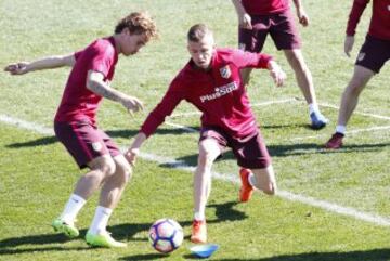 En el entrenamiento pudieron verse las novedades que presentará la lista del Atlético de cara al encuentro ante el Granada.
