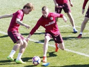 En el entrenamiento pudieron verse las novedades que presentará la lista del Atlético de cara al encuentro ante el Granada.
