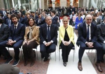 La presidenta de la Comunidad de Madrid, Cristina Cifuentes (2d), junto al presidente del Real Madrid, Florentino Pérez (c), el entrenador Pablo Laso (d), la presidenta de la Asamblea de Madrid, Paloma Adrados (2i), y el base Sergio Llull (i).