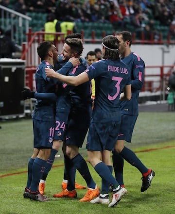 El equipo celebra el 0-1 de Correa. 