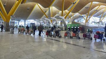 Varias excavadoras de la Unidad Militar de Emergencias (UME) trabajan para quitar la nieve y el hielo de la pista del aeropuerto Madrid-Barajas Adolfo Suárez, en Madrid (España), a 12 de enero de 2021. Las conexiones del aeropuerto Madrid-Barajas Adolfo Suárez siguen este martes sufriendo cancelaciones por los efectos de la borrasca Filomena, que ha afectado al aeródromo madrileño, aunque está recuperando de manera ‘gradual’ la actividad. Así, Iberia operará este martes los nueve vuelos de largo radio programados y la mitad de los vuelos de largo radio programados y la mitad de los previstos en su red de corto y medio radio para conectar Madrid con el resto de España y Europa.
12 ENERO 2021;AEROPUERTO;FILOMENA;T4;BARAJAS;OLA DE FRIO;NIEVE
Jesús Hellín / Europa Press
12/01/2021