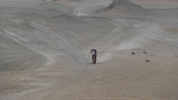 AME5077. SAN JUAN DE MARCONA (PER&Uacute;), 08/01/2019.- El austr&iacute;aco Matthias Walkner conduce su motocicleta KTM hoy durante la segunda etapa del Rally Dakar 2019 entre Pisco y San Juan de Marcona (Per&uacute;). EFE/ Ernesto Arias