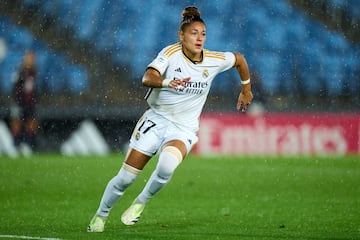 La última de la plantilla actual del Real Madrid que tiene pasado rojiblanco. La prometedora Carla Camacho (Madrid, 2005), actualmente recuperándose de una rotura de ligamento cruzado, formó parte de las categorías inferiores del Atlético desde 2012 hasta 2020, cuando ingresó en el juvenil del recién creado Real Madrid. La atacante, no obstante, tiene pruebas gráficas de que era madridista desde pequeña.