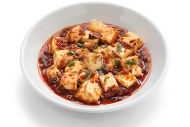 Es quizás el plato más famoso de la provincia de Sichuan y un pilar fundamental de la auténtica comida china. Es un guiso de tofu suave sumergido en una salsa roja brillante, aceitosa y profundamente picante. Su perfil de sabor se define por el concepto málà (picante y entumecedor).