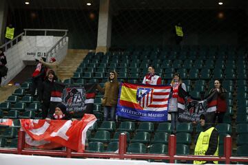 Seguidores del Atlético de Madrid en el Estadio Lokomotiv. 