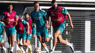 Benzema, durante el entrenamiento del Madrid de este lunes.