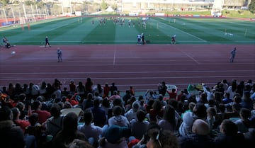 Aficionados en las gradas del campo principal de La Ciudad del Fútbol en la sesión vespertina.