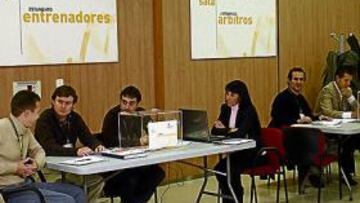 <b>VOTACIÓN. </b>Mesas electorales, ayer en la sede de la Federación.